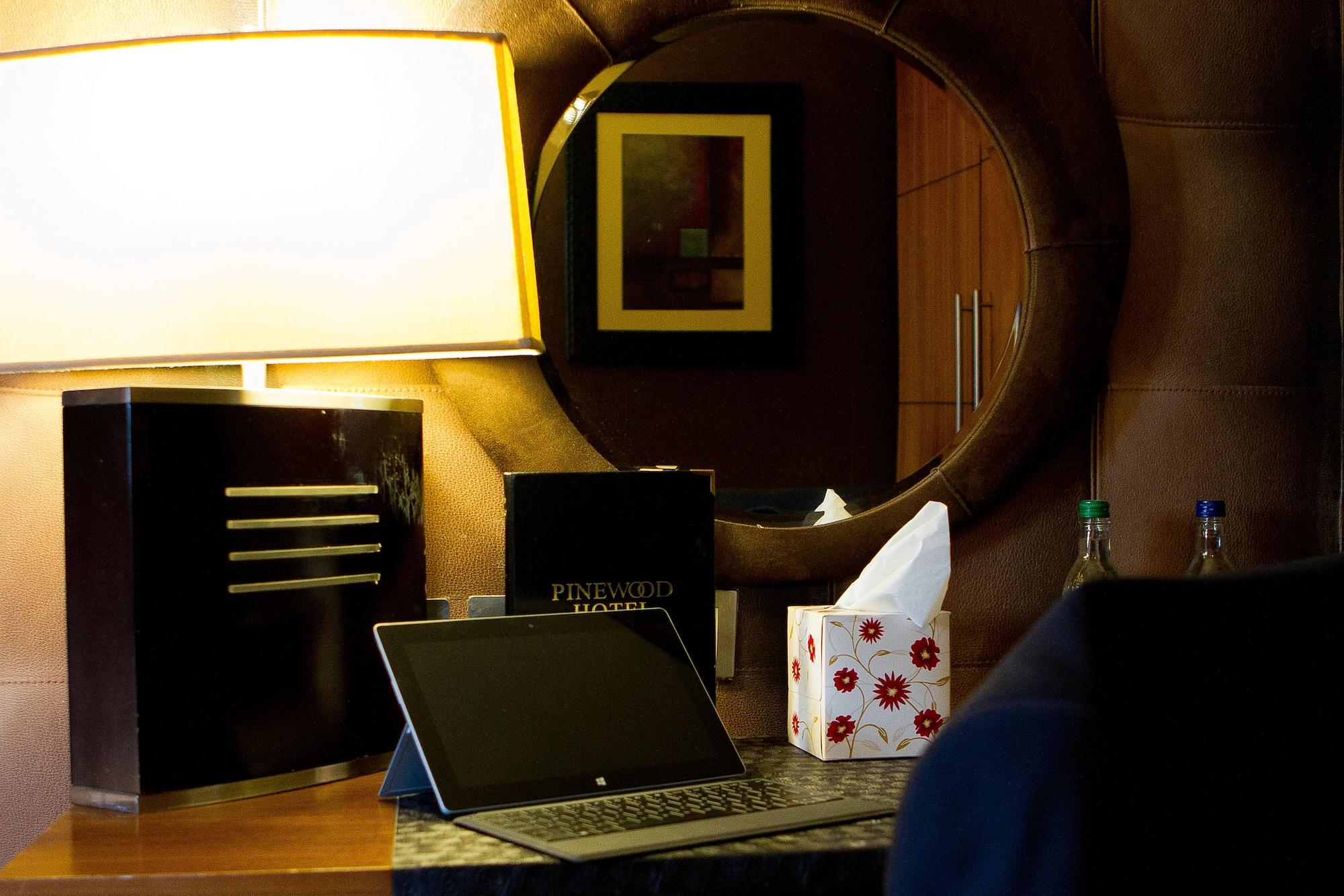 The Pinewood Hotel Slough Esterno foto